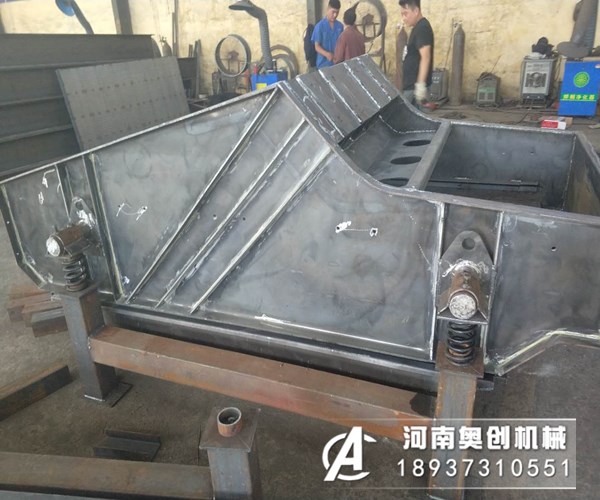 一小时生产100吨的洗砂生产线一般使用多少型号的振动脱水筛?