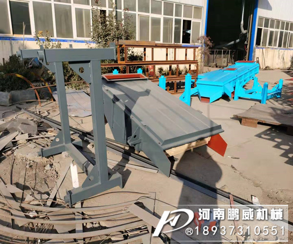 小型直线运动振动筛突然料跑边一边去是什么原因？