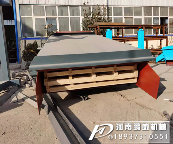 小型直线运动振动筛突然料跑边一边去是什么原因？