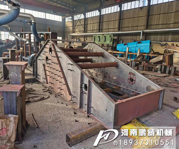 砂石振动筛激振源一直往外甩油是什么原因？