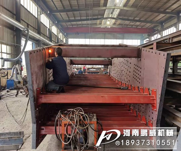 物料潮湿堵网问题用那种振动筛可以解决？